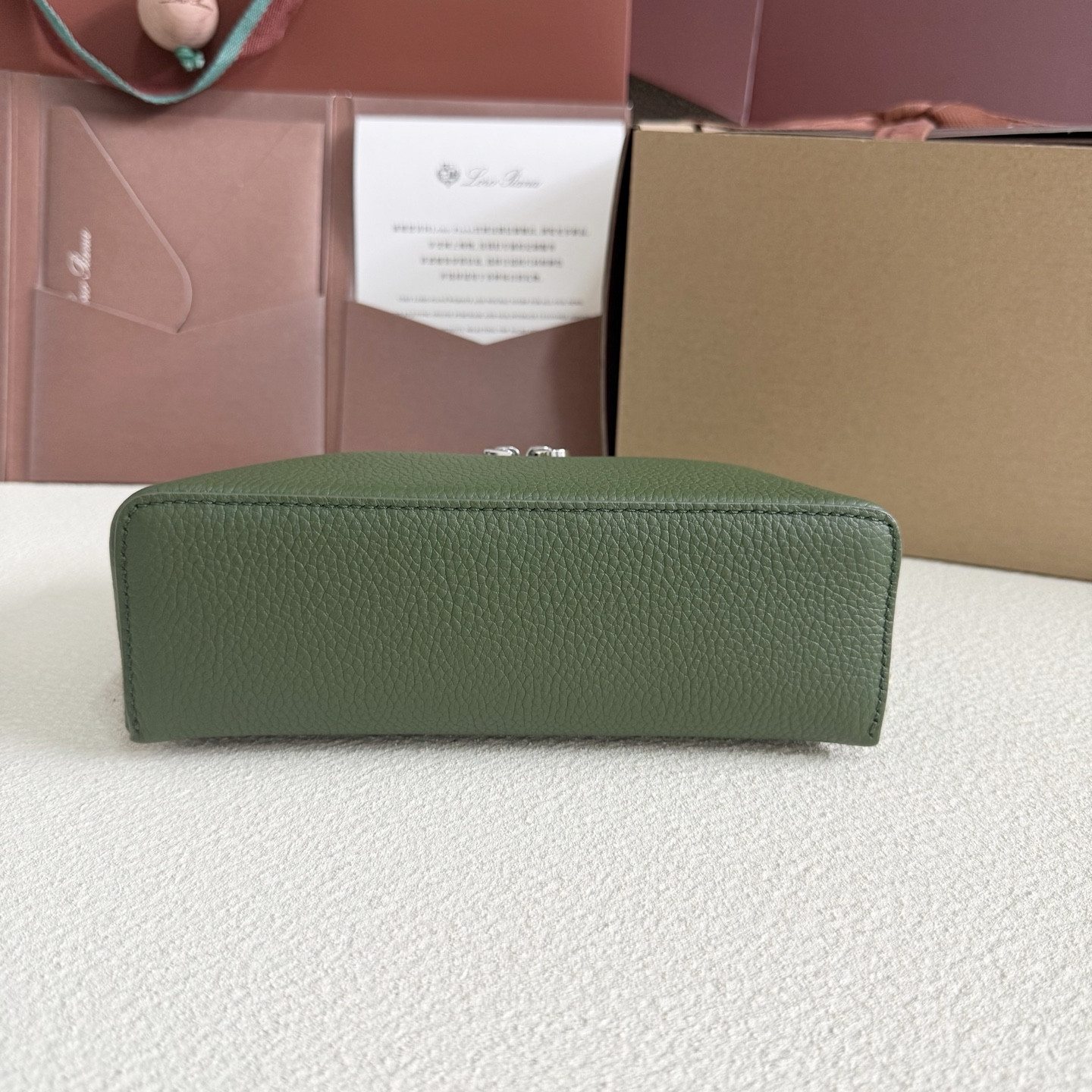 L**o p*ana extra pocket l19 grained calfskin 11 x 19 x 6.5 cm