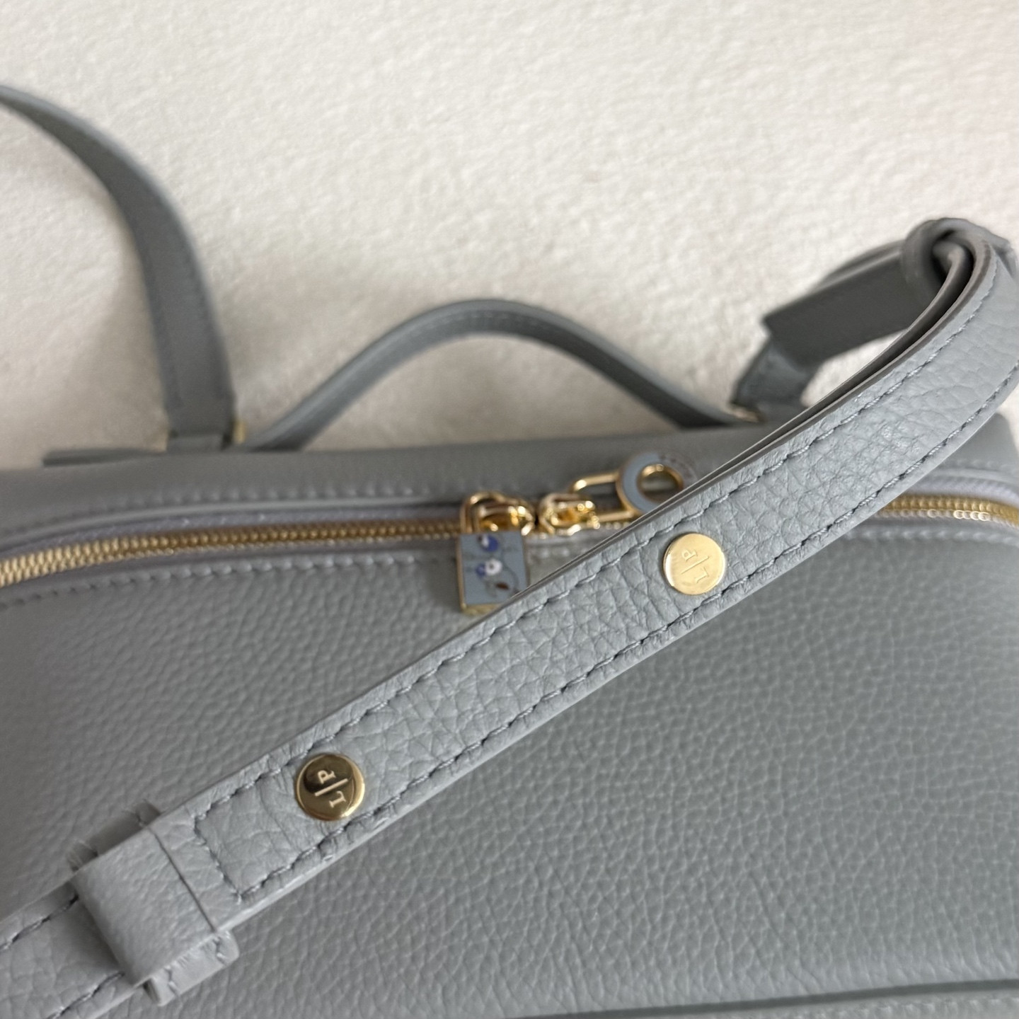 L**o p*ana extra pocket l19 grained calfskin 11 x 19 x 6.5 cm