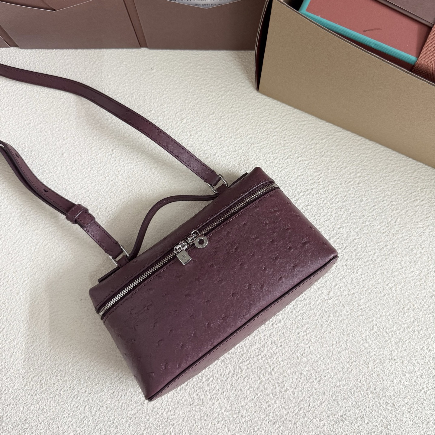 L**o p*ana extra pocket l19 ostrich-grained leather 11 x 19 x 6.5 cm