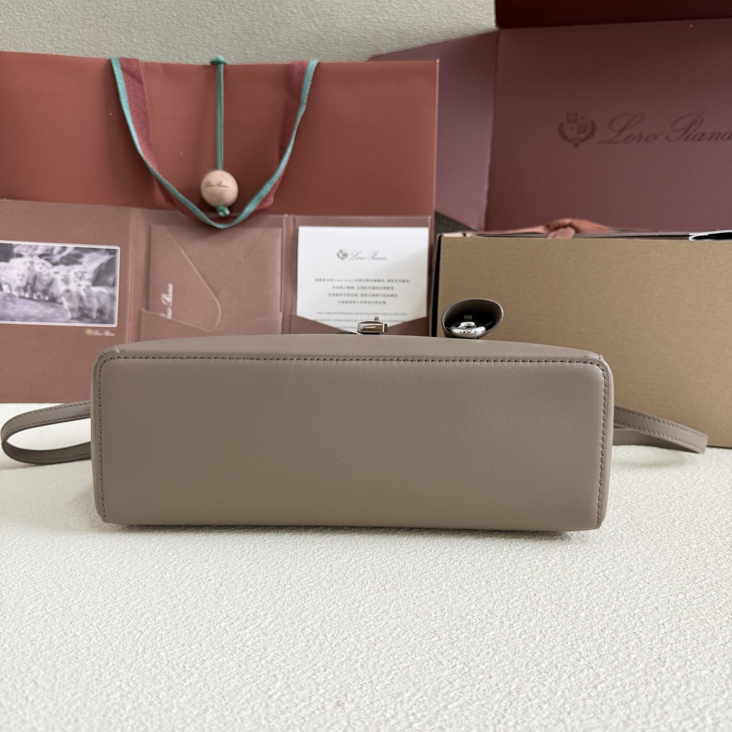 L**o p*ana extra pocket l27 calfskin 16x27x10cm