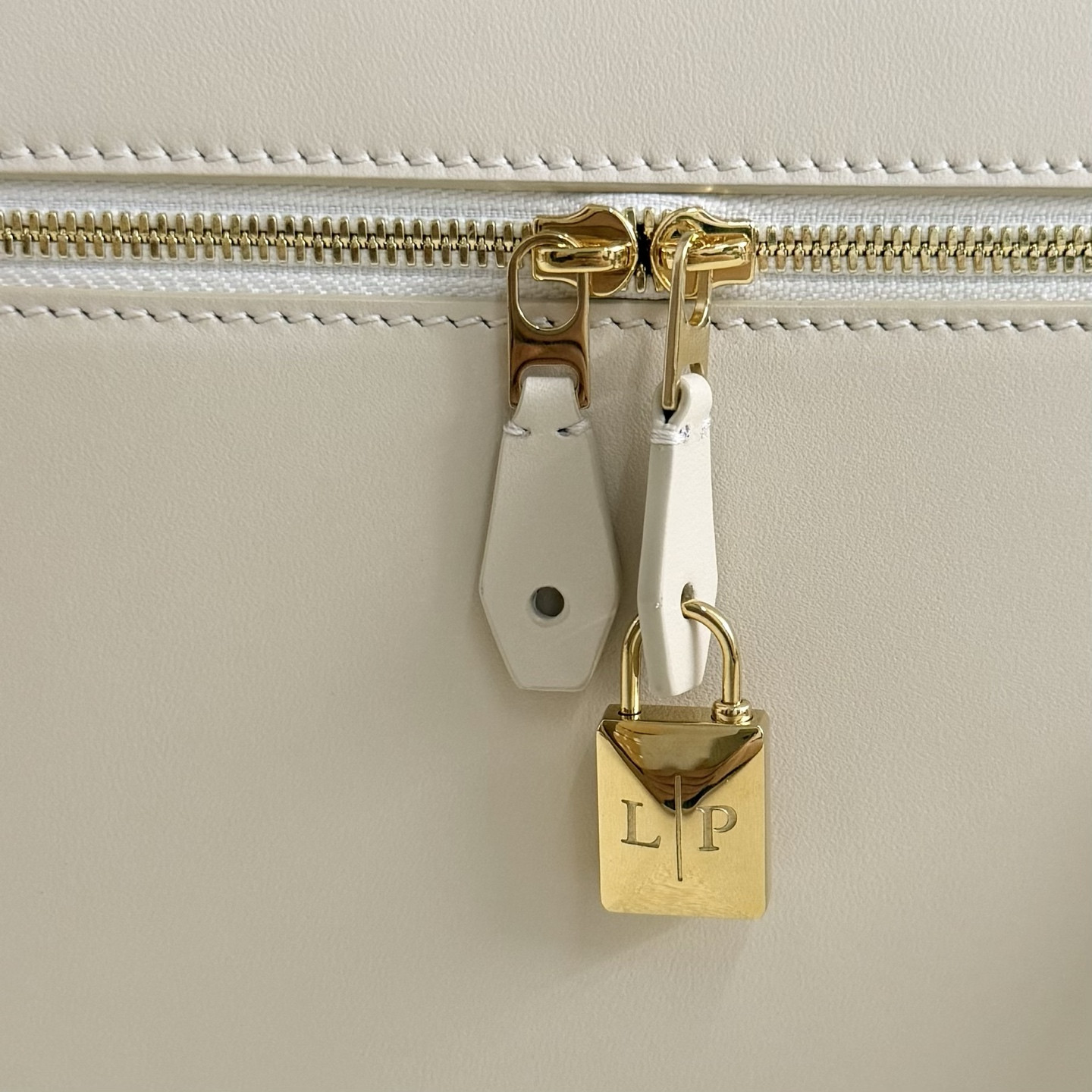 L**o p*ana extra pocket l27 calfskin 16x27x10cm