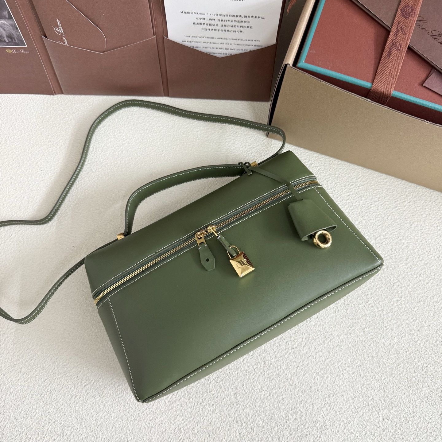 L**o p*ana extra pocket l27 calfskin 16x27x10cm