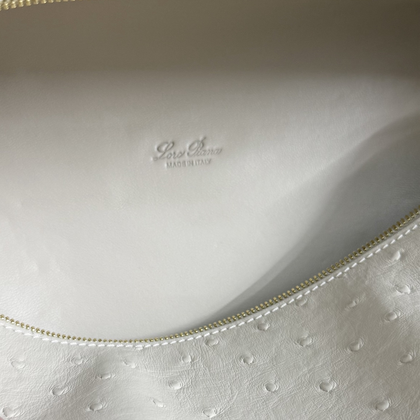 L**o p*ana extra pocket l27 ostrich-grained leather 16x27x10cm