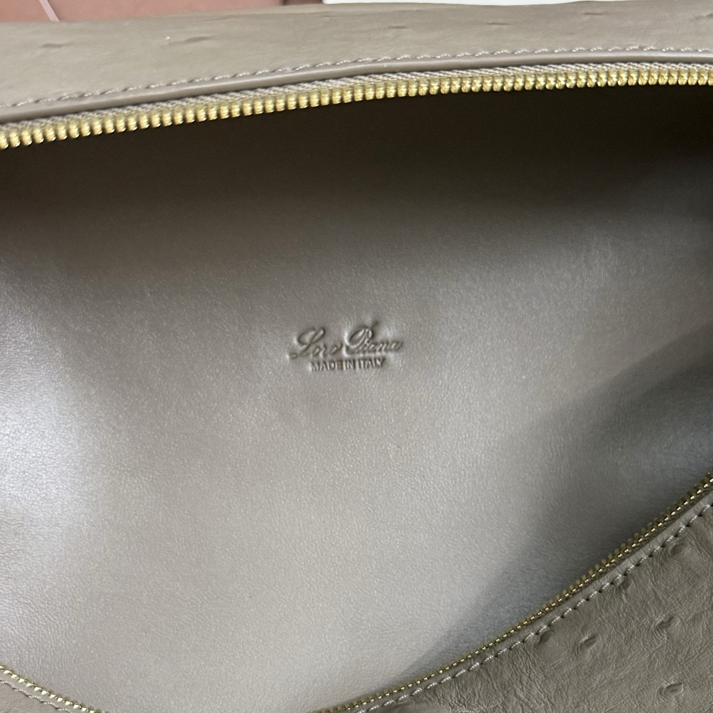 L**o p*ana extra pocket l27 ostrich-grained leather 16x27x10cm