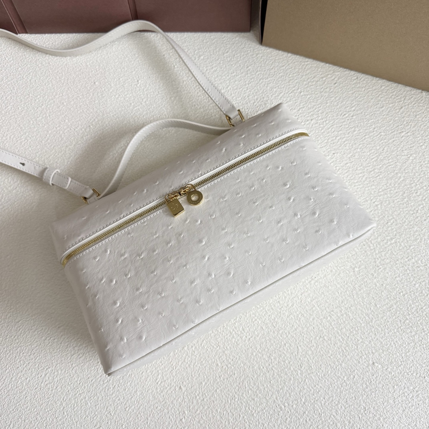 L**o p*ana extra pocket l27 ostrich-grained leather 16x27x10cm