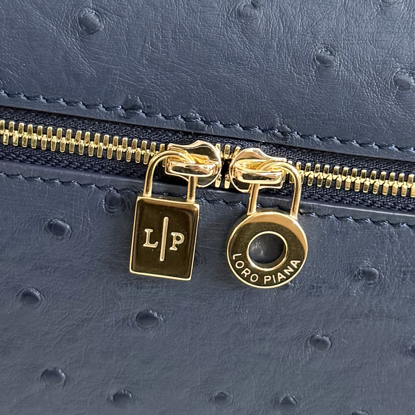 L**o p*ana extra pocket l27 ostrich-grained leather 16x27x10cm