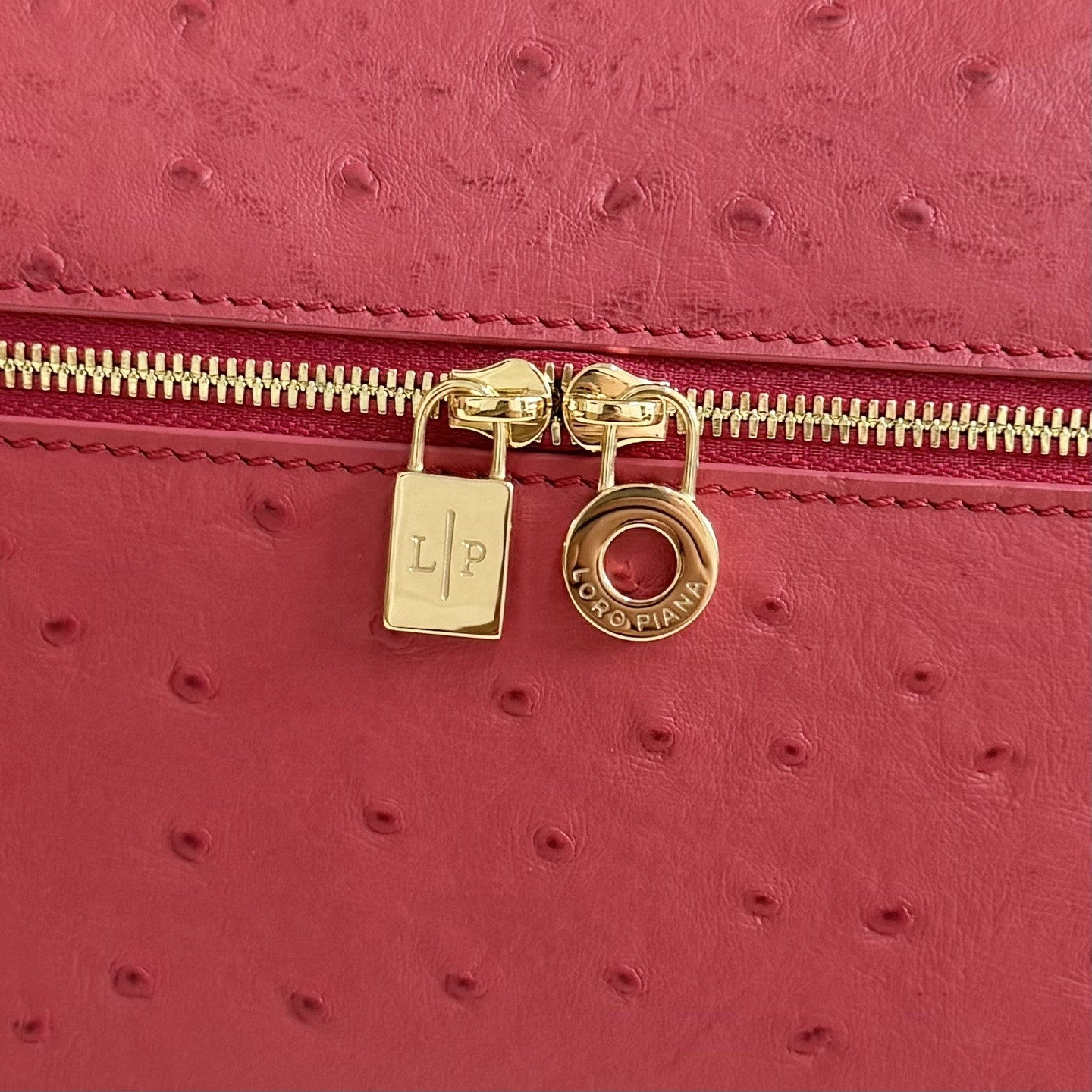 L**o p*ana extra pocket l27 ostrich-grained leather 16x27x10cm