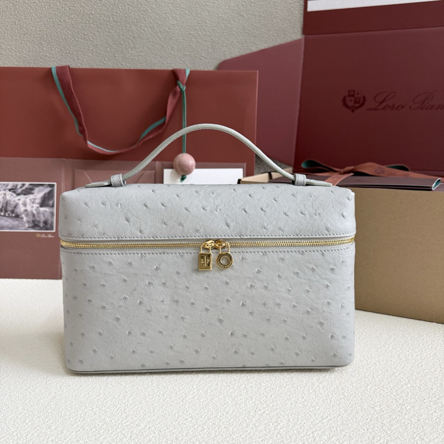 L**o p*ana extra pocket l27 ostrich-grained leather 16x27x10cm