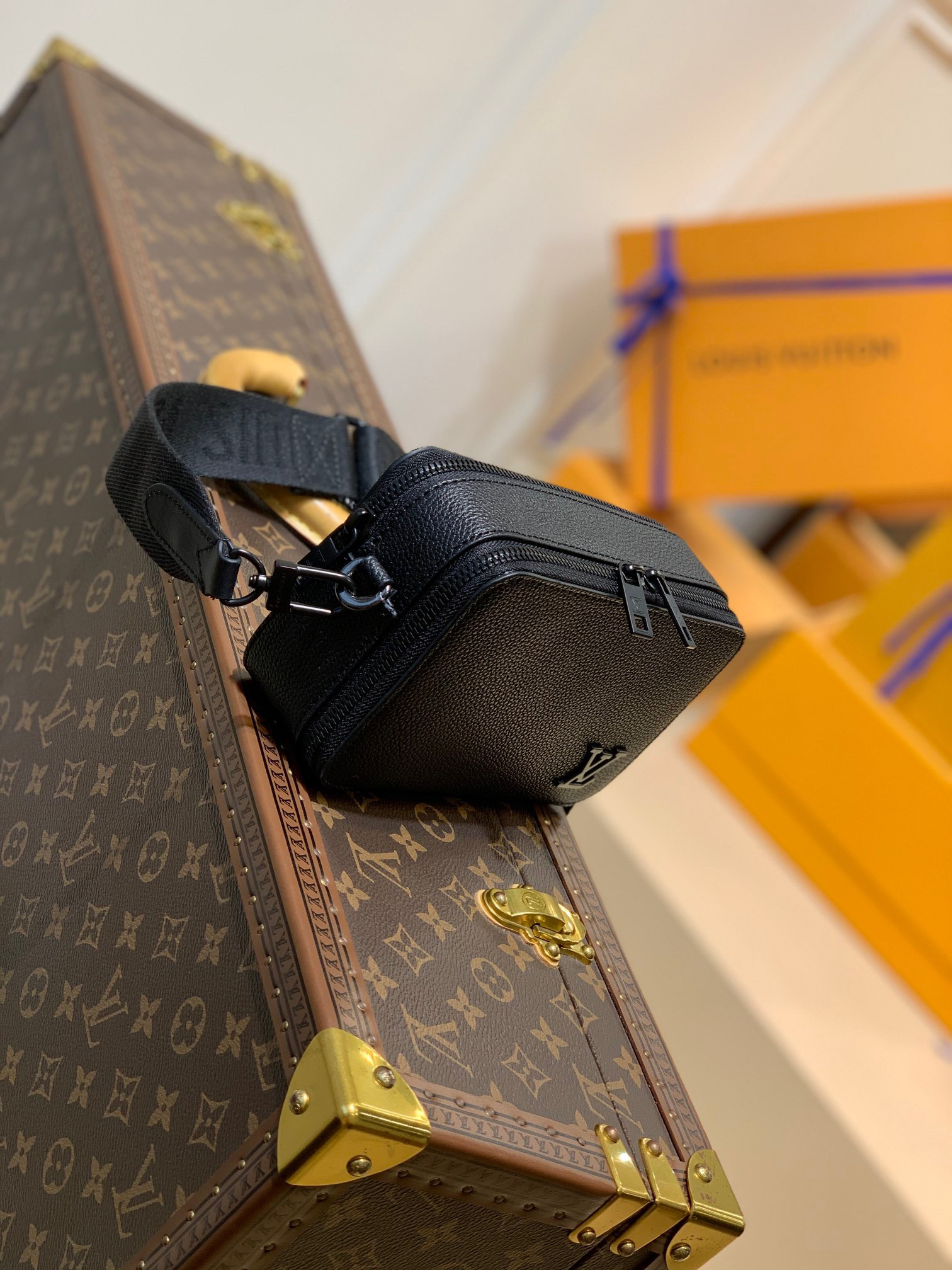 LV ALPHA WEARABLE WALLET M59161