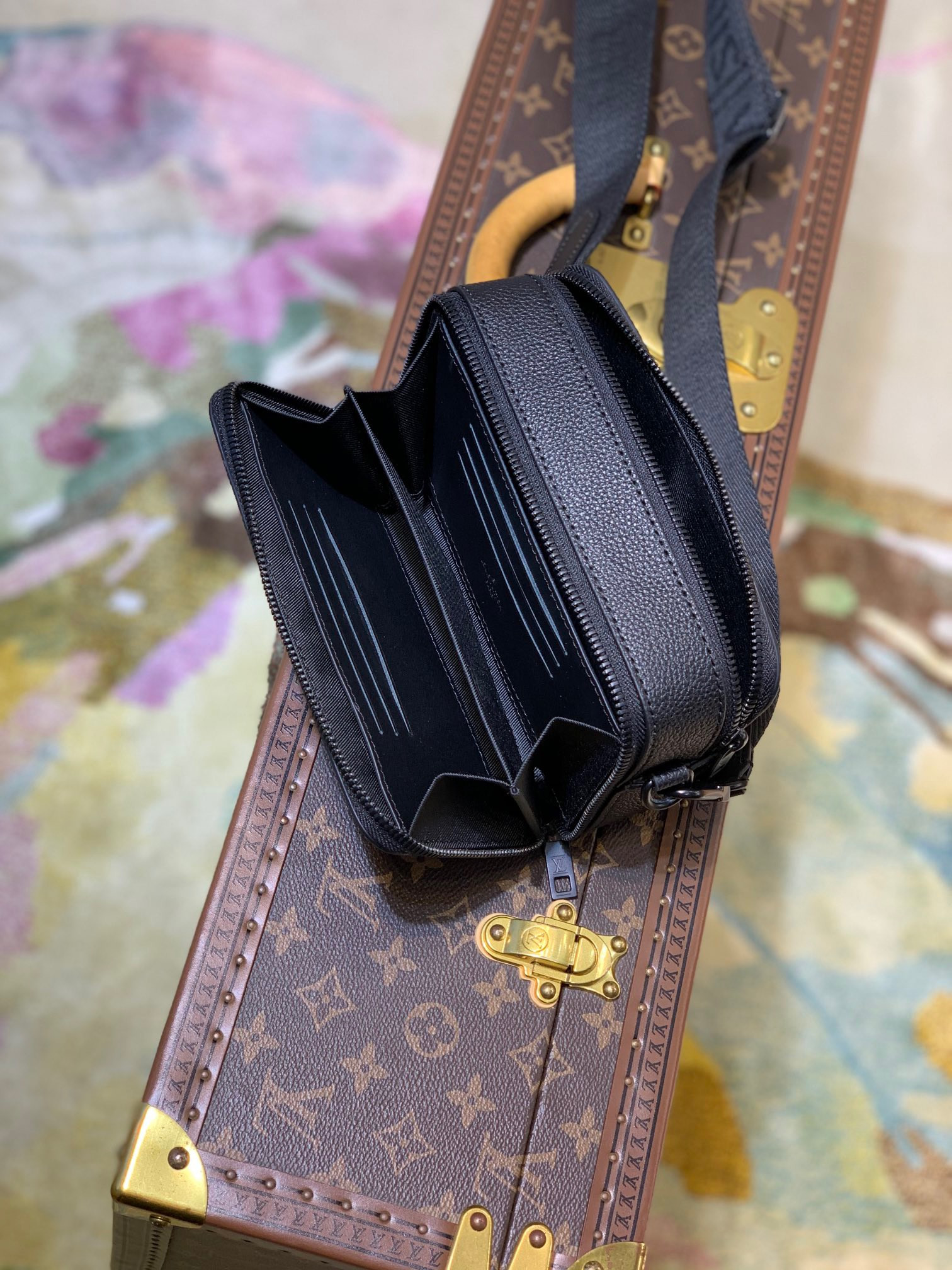 LV ALPHA WEARABLE WALLET M59161